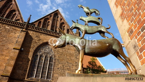 Von unten fotografiertes Bild der Bremer Stadtmusikanten mit dem Bremer Dom im Hintergrund.