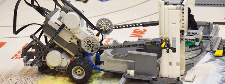 Nahaufnahme eines Roboters aus Lego gebaut.