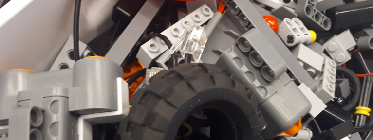 Einzelne hellgraue und dunkelgraue Legoteile.