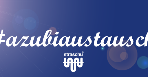 gestra blauer Hintergrund mit Sonnenschein in den Ecken und dem weißen Schriftzug #azubiaustausch und dem straschu Logo mittig.