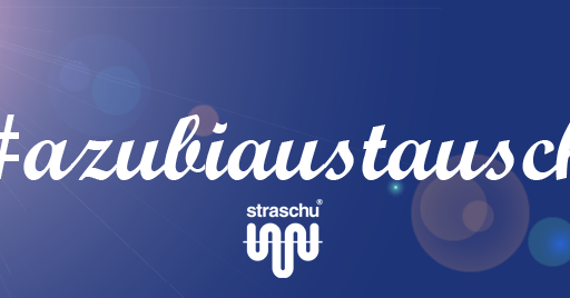 blauer Hintergrund mit Sonnenschein in den Ecken und dem weißen Schriftzug #azubiaustausch und dem straschu Logo mittig.