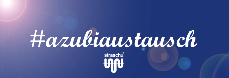 blauer Hintergrund mit Sonnenschein in den Ecken und dem weißen Schriftzug #azubiaustausch und dem straschu Logo mittig.