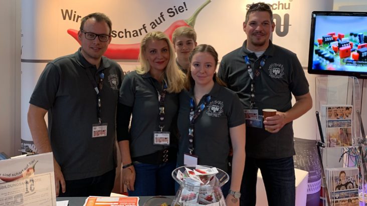 Das straschu Standteam auf der Jobmesse in Bremen am Messestand