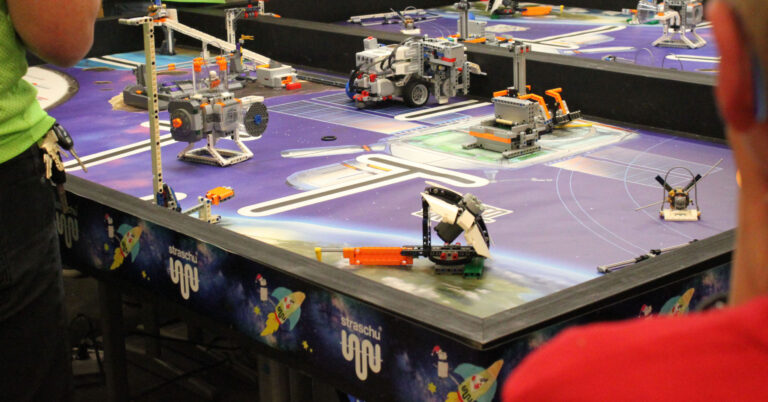 Bei der First Lego League steht der straschu Tisch mit Legos zur Raumfahrt.
