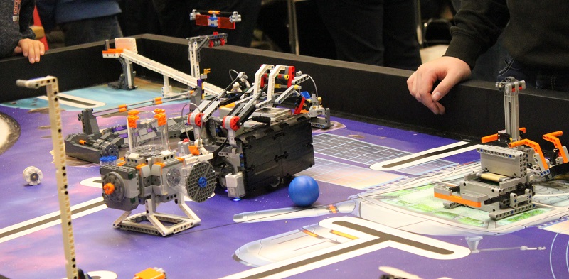 Bei der First Lego League steht der straschu Tisch mit Legos zur Raumfahrt.
