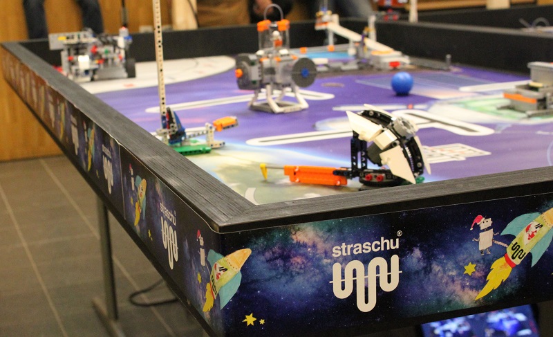 Bei der First Lego League steht der straschu Tisch mit Legos zur Raumfahrt.