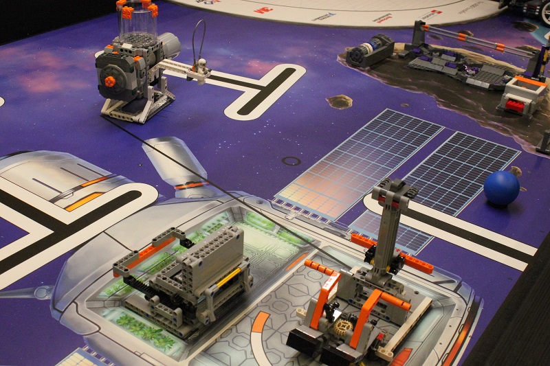 Bei der First Lego League steht der straschu Tisch mit Legos zur Raumfahrt.