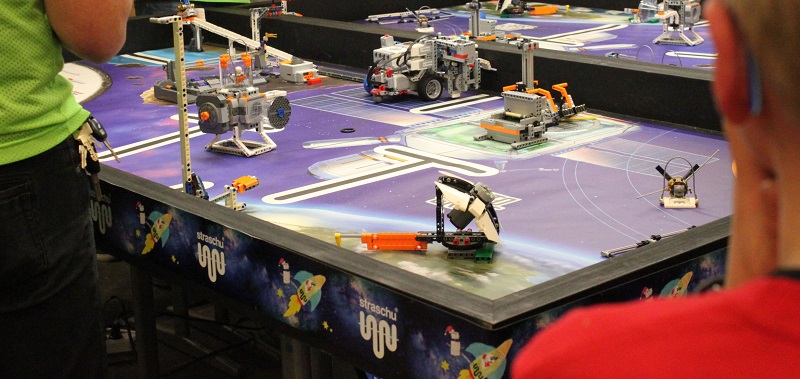 Bei der First Lego League steht der straschu Tisch mit Legos zur Raumfahrt.