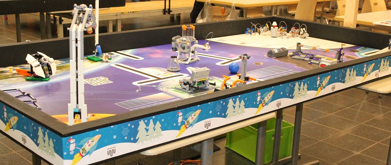 Bei der First Lego League steht der straschu Tisch mit Legos zur Raumfahrt.