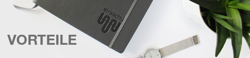 Am linken Rand ist der Schriftzug "Vorteile" und auf einer hellen Oberfläche liegen ein graues Notizbuch mit straschu Logo, eine Armbanduhr und eine Pflanze.
