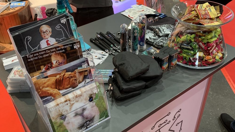 Der straschu Messecounter mit verschiedenen Giveaways.