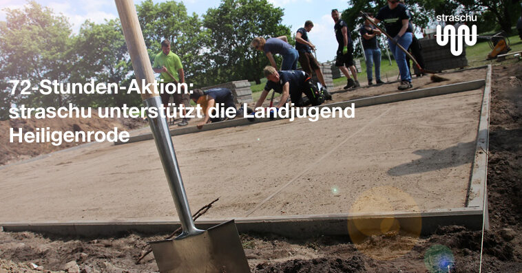 Eine Schaufel steckt in der Erde und im Hintergrund arbeiten Männer an einer Baustelle und der Schriftzug "72-Stunden-Aktion: straschu unterstützt die Landjugend Heiligenrode" und das straschu Logo sind im Vordergrund.