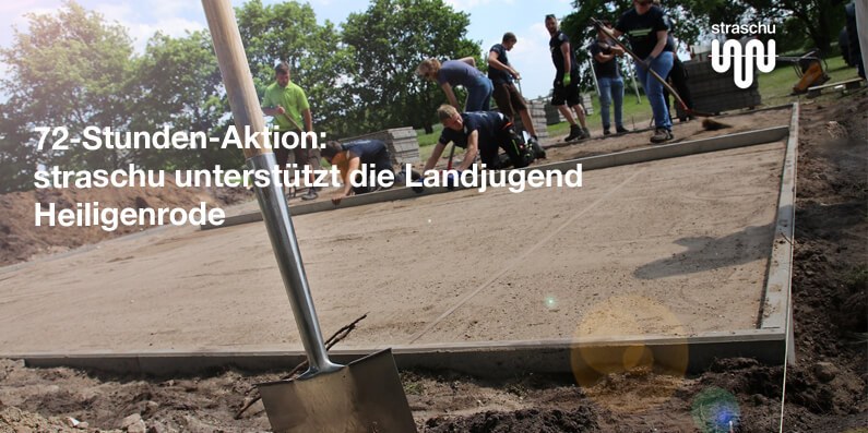 Eine Schaufel steckt in der Erde und im Hintergrund arbeiten Männer an einer Baustelle und der Schriftzug "72-Stunden-Aktion: straschu unterstützt die Landjugend Heiligenrode" und das straschu Logo sind im Vordergrund.