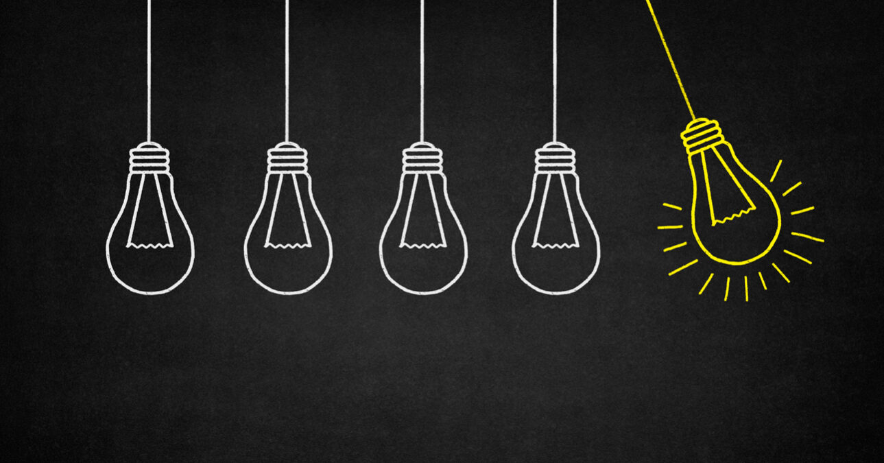 Lifehack An eine Tafel sind fünf weiße Glühbirnen gezeichnet, die äußerste von rechts ist gelb und strahlt.
