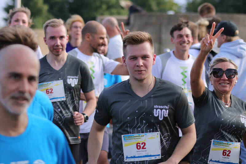 Menschen beim Firmenlauf mit straschu-Shirts
