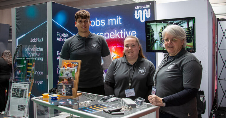 2503_Beitrag_BIB Drei Personen im Firmen-T-Shirts am straschu Messestand