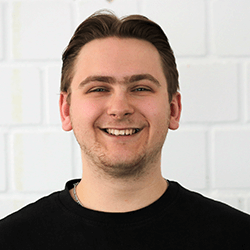 2022_12_Patryk_Piecko Porträtaufnahme eines Auszubildenden der straschu Gruppe