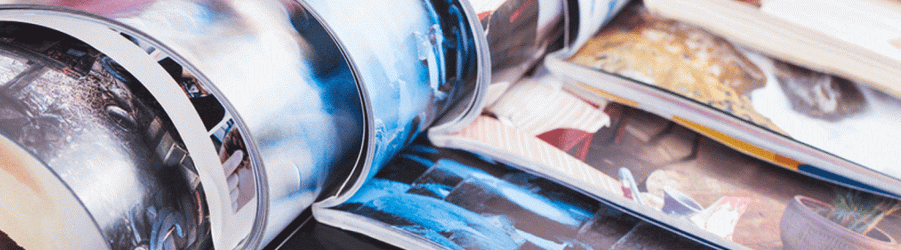 Aufgeschlagene und ineinander gelegte Magazine