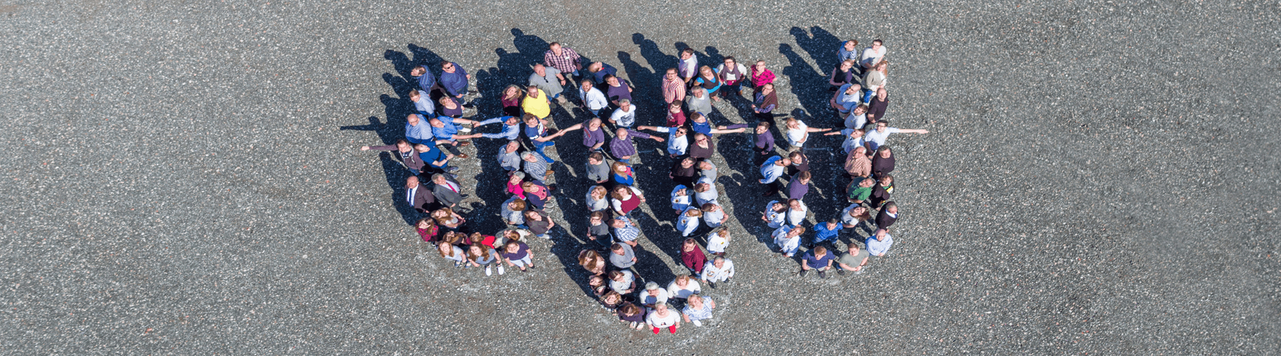 Menschenmenge von Oben gefilmt Bilden das Straschu Logo