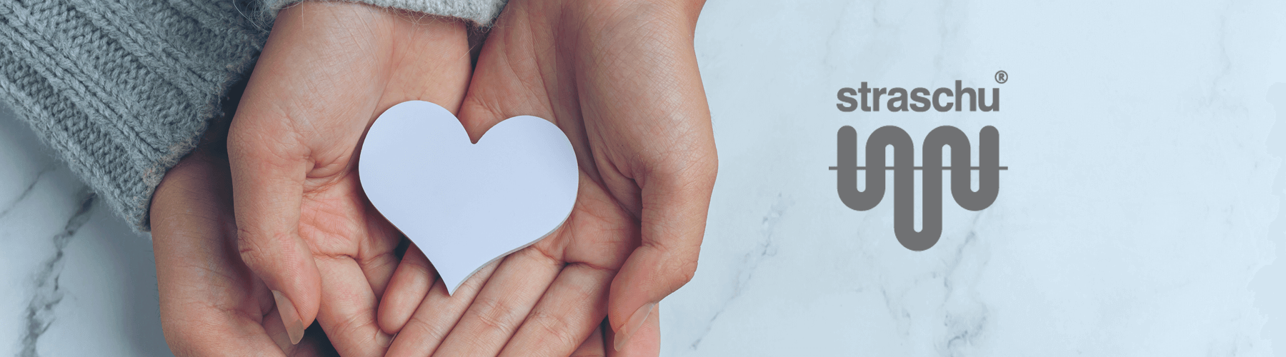 Straschu Logo und zwei Hände mit einem weißen Herz drinne