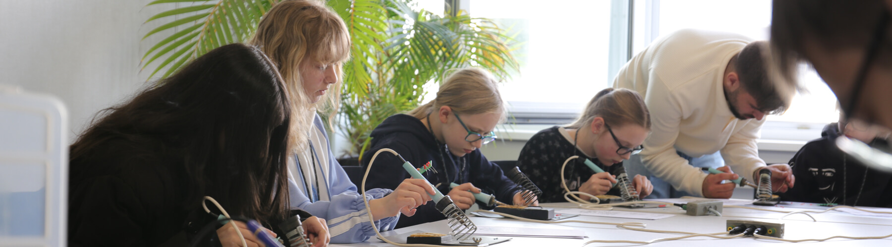 Slider Zukunftstag 2024 Kinder am Zukunftstag beim Lötprojekt