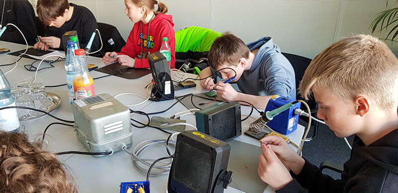 Schüler löten ihr eigenes Lötprojekt am Zukunftstag.