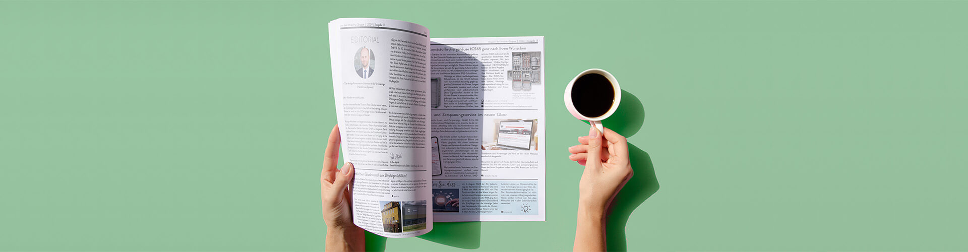Eine Zeitschrift wird von einer linken Hand aufgeschlagen. Eine rechte Hand hält daneben einen Kaffeebecher.