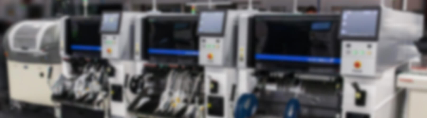 Ein unscharfes Bild der neuen Produktionslinie als Hintergrundbild