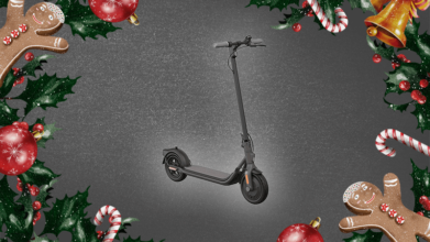 Graues Hintergrundbild mit weihnachtlichem Themenrand und einem schwarzen E-Scooter