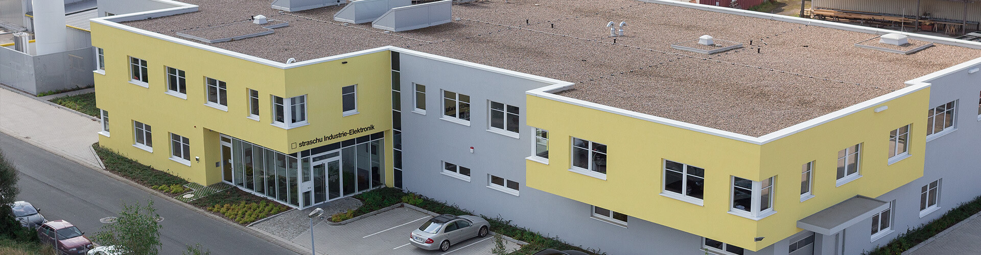 Flugansicht von einem großen gelben Gebäude.