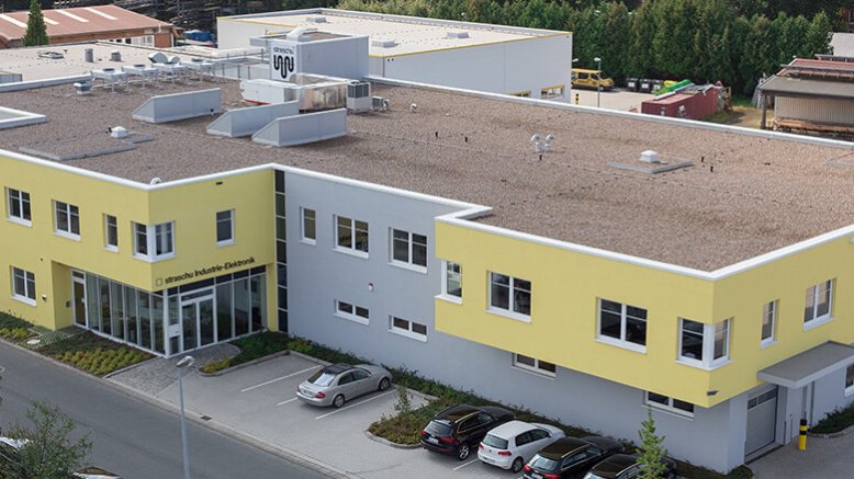 Flugansicht von einem großen gelben Gebäude.