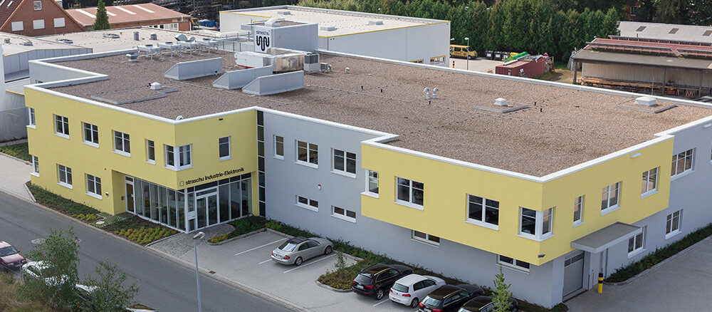 Flugansicht von einem großen gelben Gebäude.