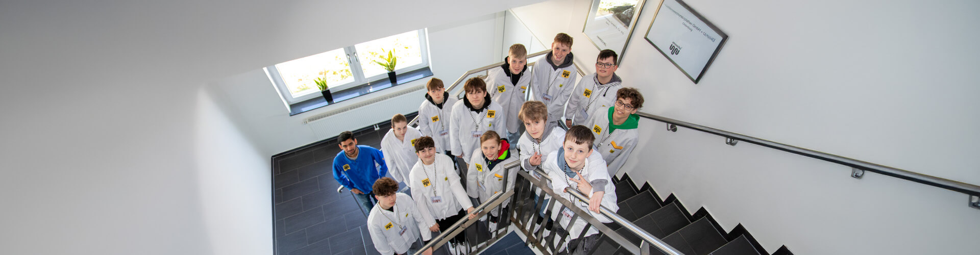 Eine Gruppe von Kindern steht auf einer Treppe am Zukunftstag.