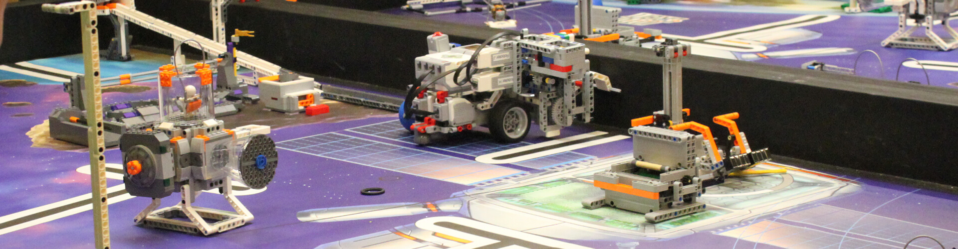 Bei der First Lego League steht der straschu Tisch mit Legos zur Raumfahrt.