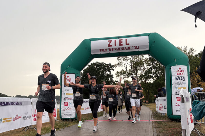 Die Teilnehmer des Laufs laufen im Ziel ein.