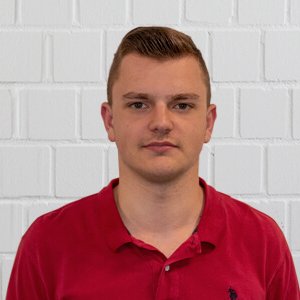 250908_Dennis Omerovic_Bürokaufmann Portrait eines jungen Mannes in Polo Shirt, der eine Ausbildung zum Kaufmann für Büromanagement absolviert.