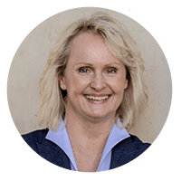 Porträtaufnahme einer blonden lächelnden Frau