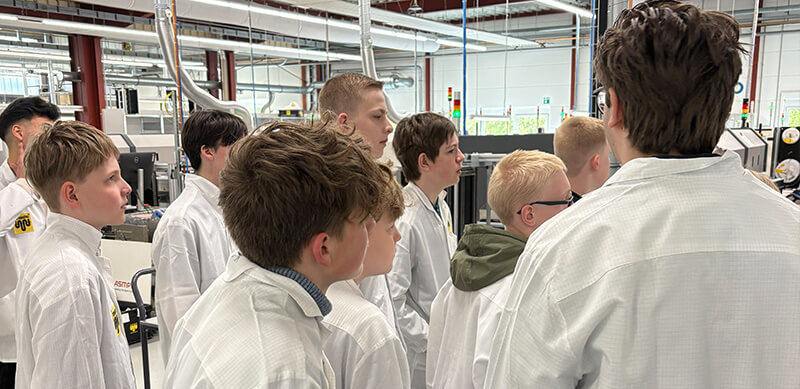 Rückansicht von Kindern am Zukunftstag in der straschu Elektronik-Fertigung