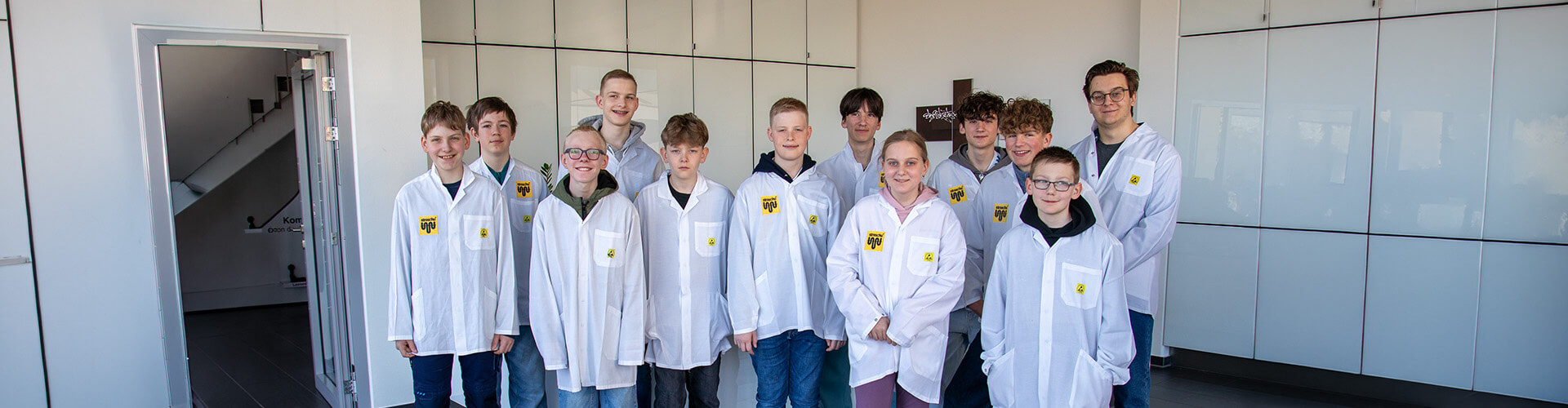 Ein Gruppenbild von zwölf Kindern im ESD-Kittel am Zukunftstag bei straschu