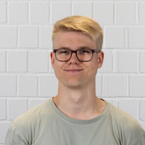 260603_IE_Raphael_Poppenborg_Industriekaufmann Ein junger blonder Mann mit Brille, der eine Ausbildung zum Industriekaufmann macht.