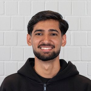 Bilawal Mubashar Fachkraft für Lagerlogistik Ein junger dunkelhaariger Mann, der eine Ausbildung zur Fachkraft für Lagerlogistik macht
