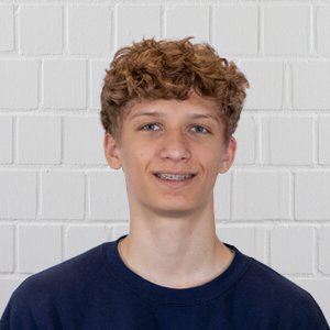 Linus_Schütte Elektroniker für Geräte und Systeme Ein junger Mann mit lockigem bloden Haar, der eine Ausbildung zum Elektroniker für Geräte und Systeme macht.