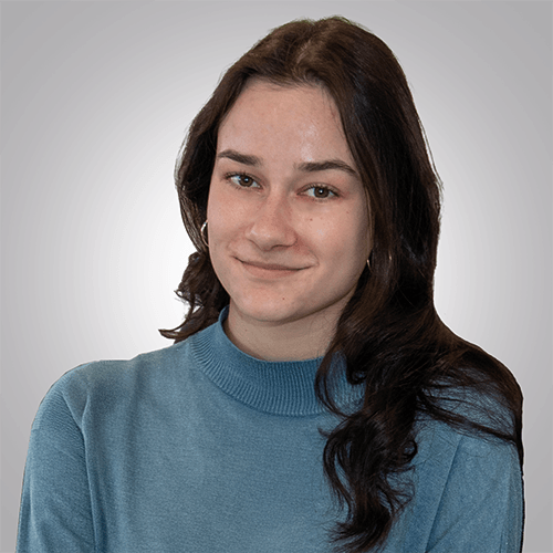 260824_Briana_Beitragsbild Eine junge Frau mit langen dunklem Haar, die eine Ausbildung zur Personaldienstleistungskauffrau macht.