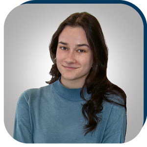 260824_Briana_Wipfel oben rechts Eine junge Frau mit langen dunklem Haar, die eine Ausbildung zur Personaldienstleistungskauffrau macht.