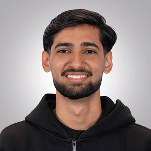 260824_Chand_Beitragsbild Ein junger Mann mit dunklem Haar, der eine Ausbildung zur Fachkraft für Lagerlogistik macht.
