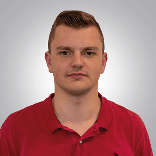 260824_Dennis_Beitragsbild Ein junger Mann mit dunklem Haar, der eine Ausbildung zum Kaufmann für Büromanagement macht.