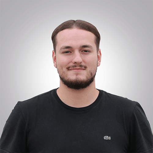 260824_Finn_Beitragsbild Ein junger Mann mit braunen Haaren, der eine Ausbildung zum Kaufmann für Groß- und Außenhandelsmanagement macht.