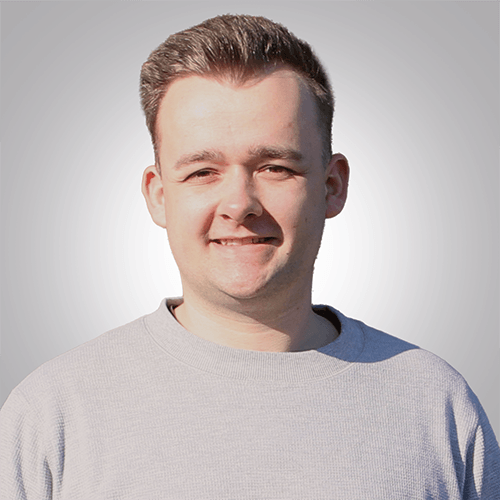260824_Jonas_Beitragsbild Ein junger Mann mit dunkelblonden Haaren, der eine Ausbildung zum Industriekaufmann macht.