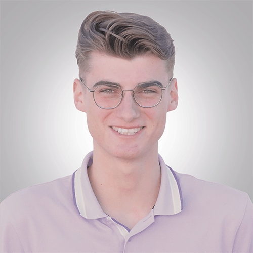 260824_Lennart_Beitragsbild Ein junger Mann mit blonden Haaren, der eine Ausbildung zum Kaufmann für Groß- und Außenhandelsmanagement macht.