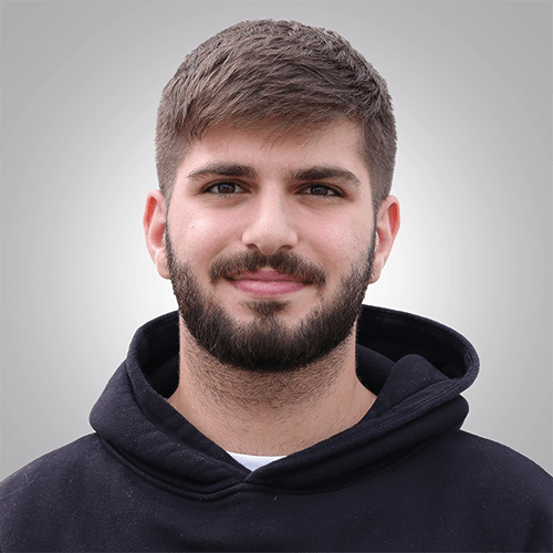 260824_Liam_Beitragsbild Ein junger Mann mit dunklen Haaren, der eine Ausbildung zum Kaufmann für Groß- und Außenhandelsmanagement macht.